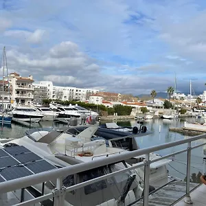 Port 27 Apartment